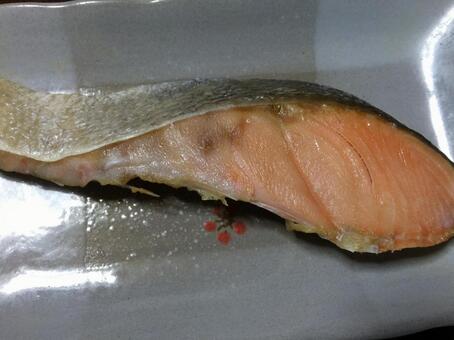 夕飯の焼き鮭 夕飯の焼き鮭の写真