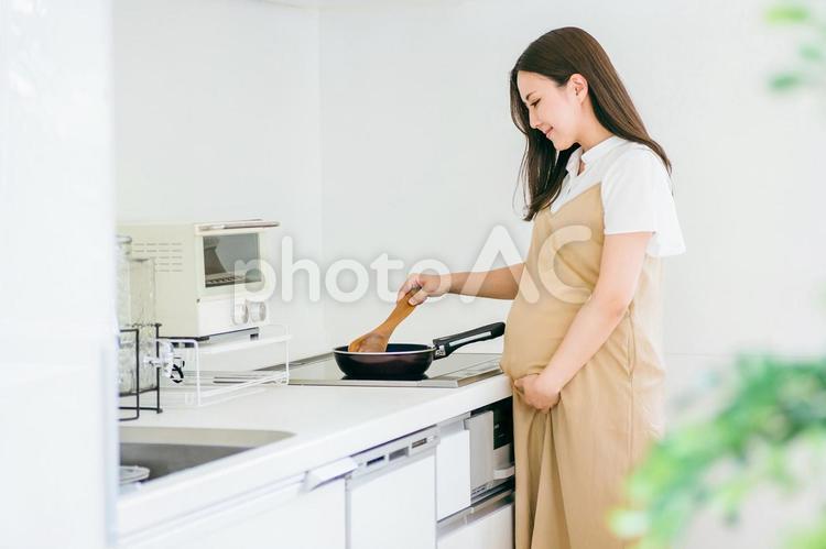 料理をする妊婦 妊婦,妊娠,料理の写真素材