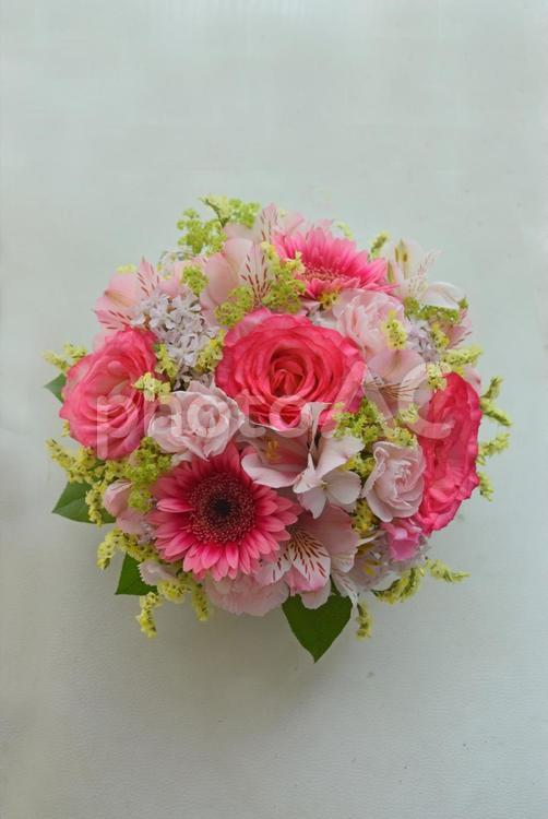 薔薇とガーベラのアレンジ 薔薇,ガーベラ,スターチスの写真素材