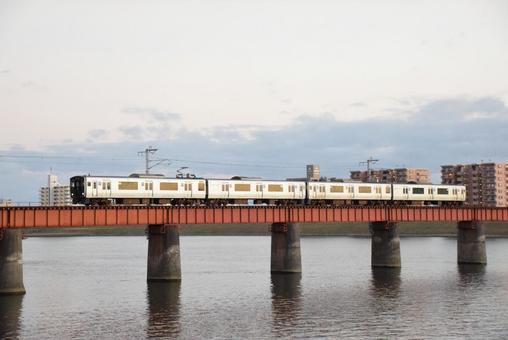 大淀川鉄橋を渡る4両編瀬の817系電車 大淀川鉄橋を渡る4両編瀬の817系電車の写真