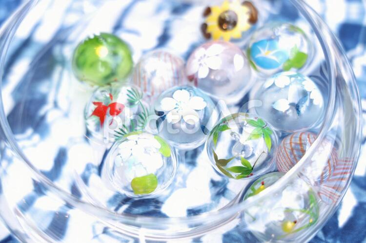 鉢の中のビー玉 ガラス製品,球,水の写真素材