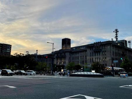 夕方の京都市役所本庁舎 夕方の京都市役所本庁舎 京都市,京都市役所,京都の写真素材