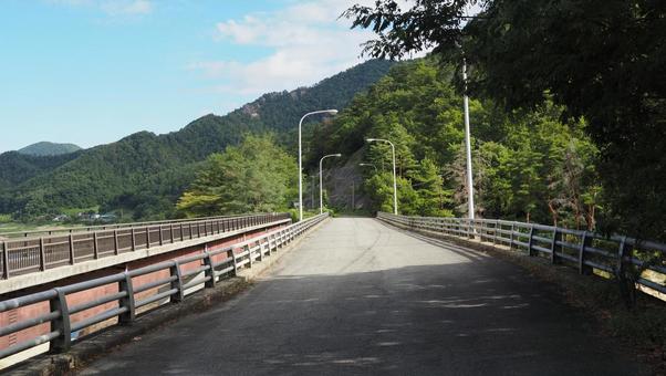 橋と山 橋と山の写真
