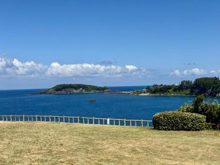 夏の海と東尋坊から見た福井県の雄島 夏の海と東尋坊から見た福井県の雄島 雄島橋,レジャー,自然の写真素材