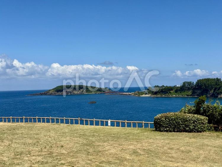 夏の海と東尋坊から見た福井県の雄島 雄島橋,レジャー,自然の写真素材