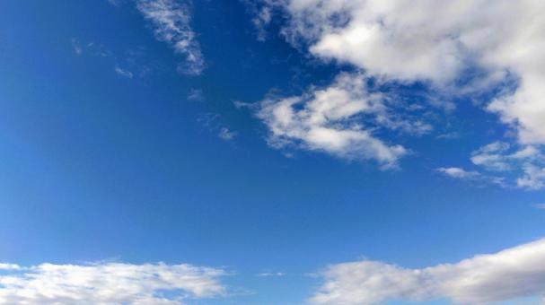 雲の合間からのぞく澄んだ青空 雲の合間からのぞく澄んだ青空 青空,空,雲の写真素材
