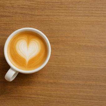 ハート形のラテアートの写真