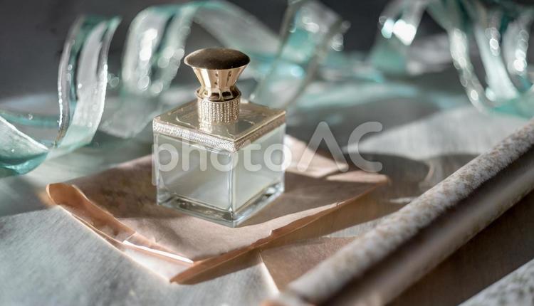 美しい香水のプレゼント 香水,perfume,パフュームの写真素材
