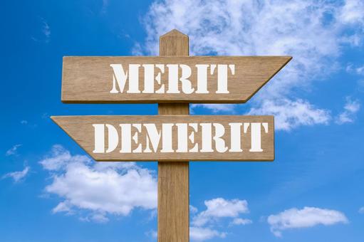 道しるべ（Merit・Demerit） 道しるべ,青空,二択の写真素材