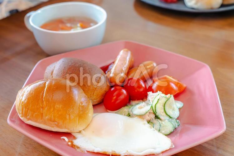 パンと目玉焼きの洋風朝食プレート 朝食,洋食,パンの写真素材