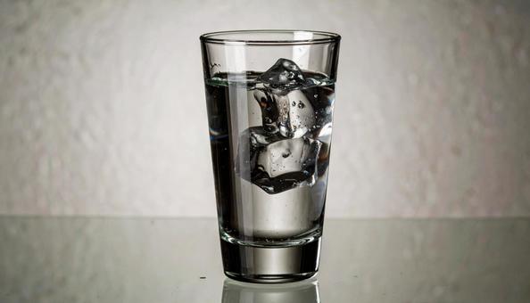 氷を入れた焼酎 氷を入れた焼酎の写真