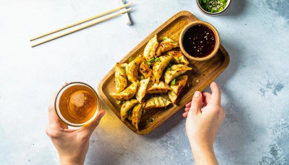 焼き餃子 ビール 焼き餃子 ビールの写真