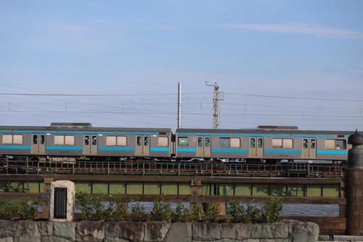 青空と鉄橋を走る電車の風景 青空と鉄橋を走る電車の風景の写真