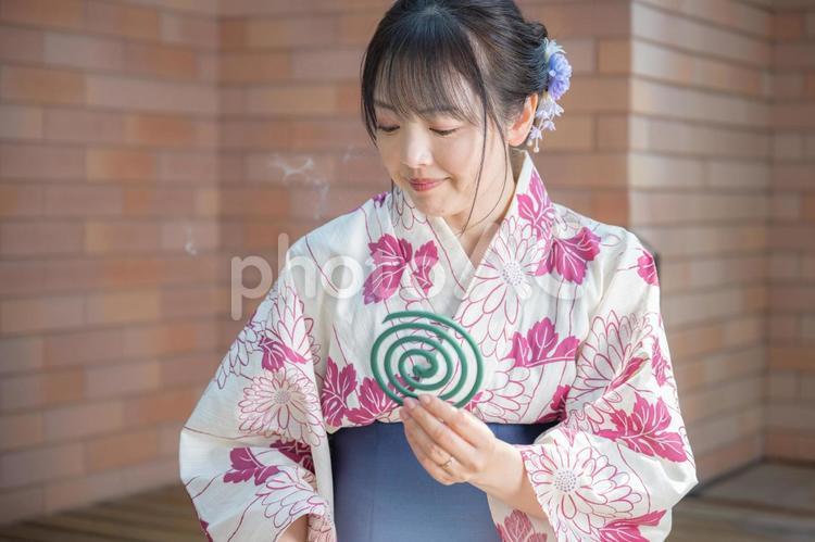 蚊取り線香の煙と浴衣女性 浴衣,女性,和装の写真素材