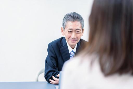 女性社員と面談をする上司 女性社員と面談をする上司 課長,女性,日本人の写真素材