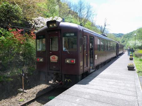 間藤駅に佇むわたらせ渓谷鐵道の気動車 わたらせ渓谷鐵道,間藤駅,気動車の写真素材