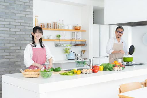 キッチンで料理を作るミドルの夫婦 料理,家族,夫婦の写真素材