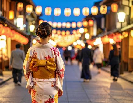 縁日を歩く着物姿の女性の後ろ姿 縁日を歩く着物姿の女性の後ろ姿の写真