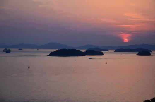 夕暮れの瀬戸内海を行き交う大型船と島影 夕日,夕焼け,海の写真素材