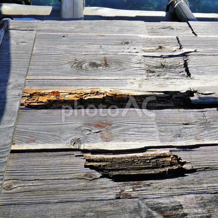 朽ちた木 老朽化,劣化,経年劣化の写真素材
