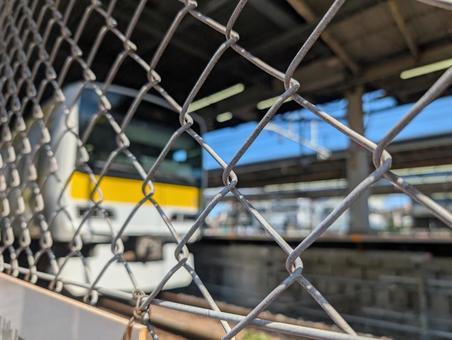 フェンス向こうはホームにつき立入禁止 駅,ホーム,鉄道の写真素材