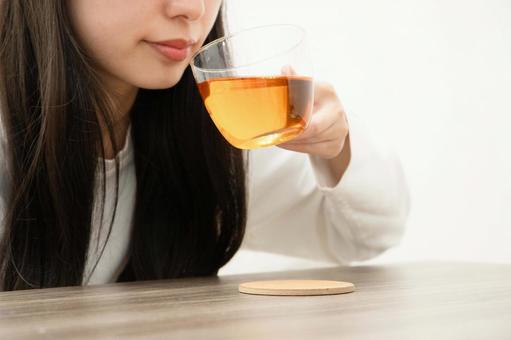 紅茶を飲む女性 女性,口元,飲み物の写真素材