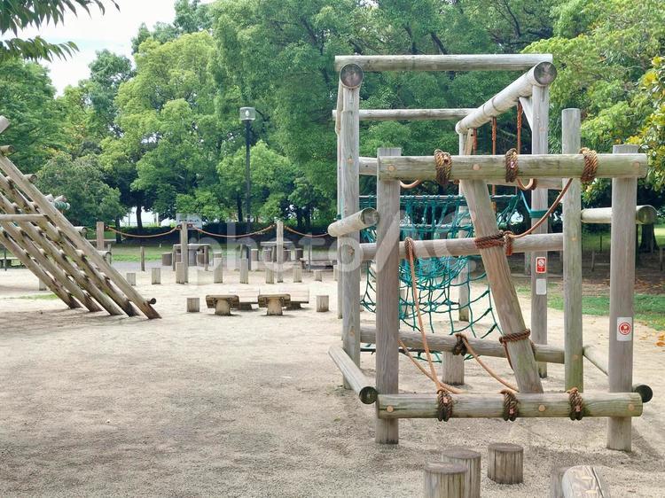 公園の木製フィールドアスレチック遊具 アスレチック遊具,遊具,複合遊具の写真素材