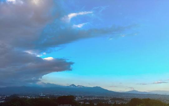 雲に煙る榛名山と高崎の街並み 雲に煙る榛名山と高崎の街並みの写真