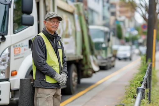ごみ収集の職員とゴミ収集車 ごみ収集の職員とゴミ収集車の写真