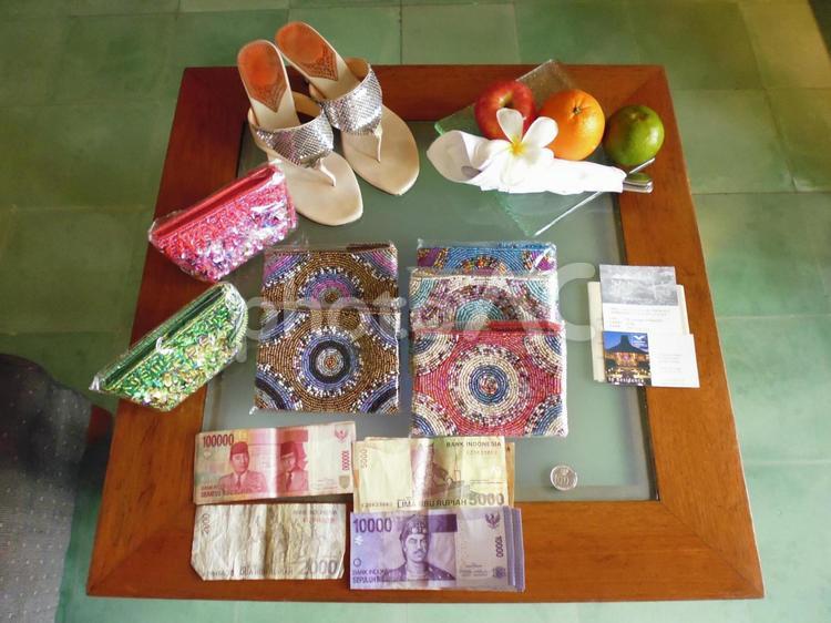 バリ島のお土産とお金 インドネシア,バリ島,ウブドの写真素材