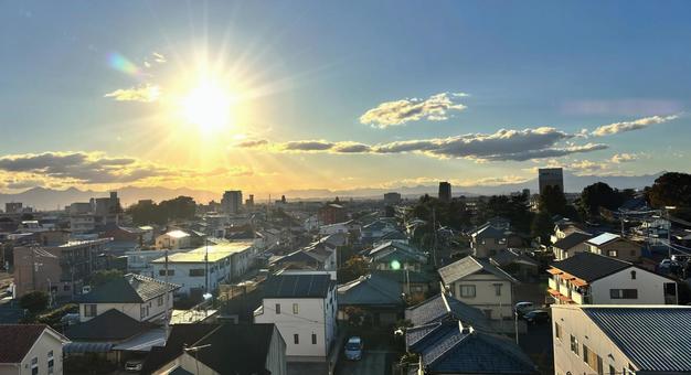 伊勢崎市の街並みを照らす夕日 伊勢崎市の街並みを照らす夕日 街並み,夕焼け,空の写真素材