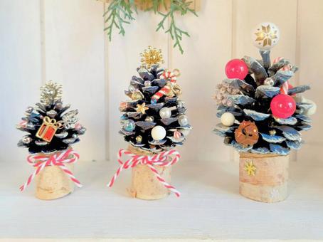 3つ並んだ小さなクリスマスツリー クリスマスツリー,冬,12月の写真素材