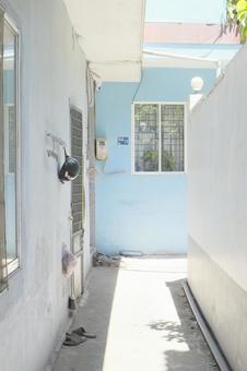 路地裏の静かな光 路地裏の静かな光 路地,裏路地,通路の写真素材