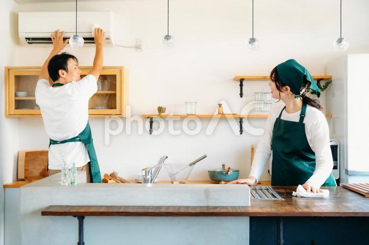 ハウスクリーニング（台拭き・エアコン） ハウスクリーニング,掃除,ハウスキーパーの写真素材