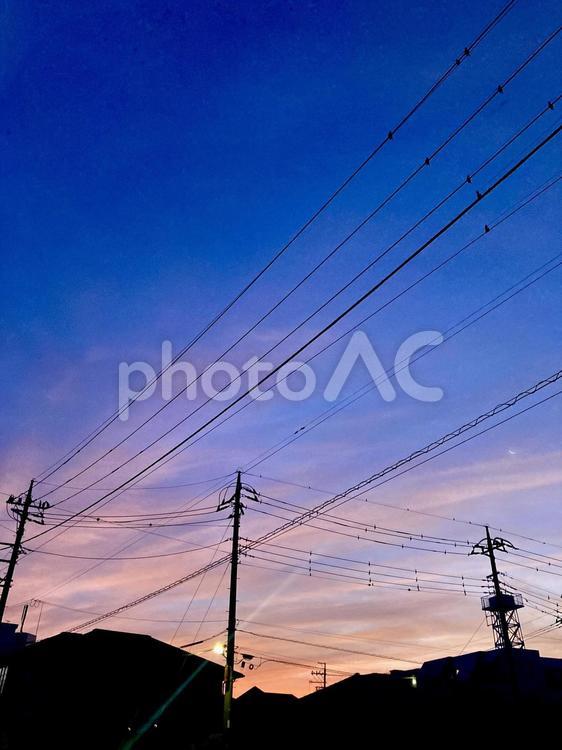 早朝の住宅街　縦 早朝,住宅街,街中の写真素材