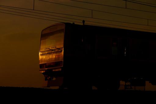 夕陽に照らされる列車 夕陽,反射,鉄道の写真素材