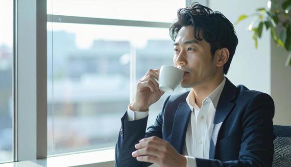 休憩するビジネスマンの写真