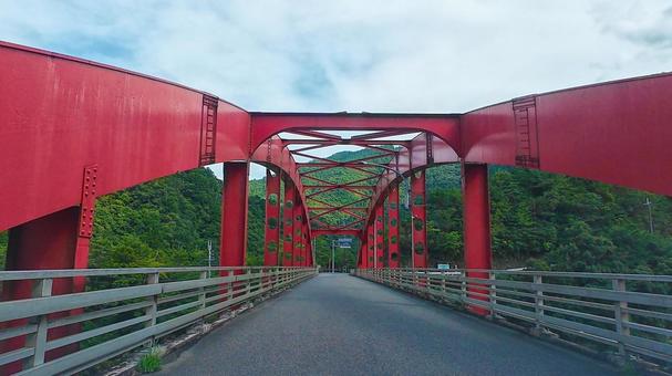 赤い柳本橋と国道168号線 赤い柳本橋と国道168号線 柳本橋,十津川村,奈良県の写真素材