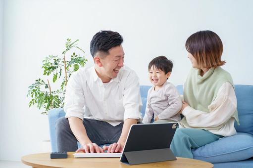 A child who disturbs his father who teleworks, JPG A child who disturbs his father who teleworks, businessman, children, mischief, JPG