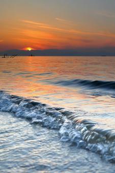 琵琶湖の夕暮れ波打ち際_縦 琵琶湖の夕暮れ波打ち際_縦 風景,自然,琵琶湖の写真素材
