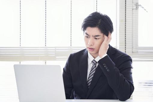 A businessman operating a laptop, ein mann, sei beunruhigt, ein geschäftsmann, JPG