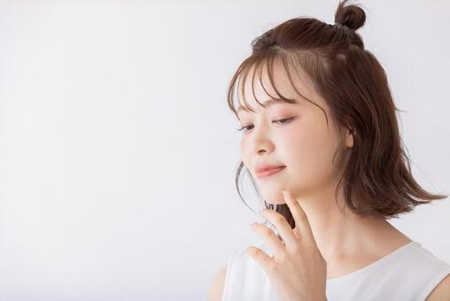 フェイシャル　白のワンピースの女性 女性,人物,20代の写真素材