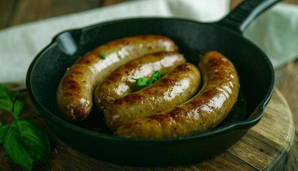 フライパンで焼くソーセージ フライパンで焼くソーセージの写真