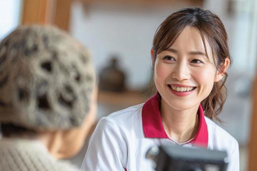 高齢者と会話する看護師の女性 高齢者と会話する看護師の女性 介護士,訪問介護,女性スタッフの写真素材