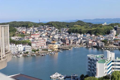 青空と海と港と街並みと山並みの風景 青空と海と港と街並みと山並みの風景 青空,海,港の写真素材