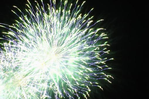 眩しい花火の写真