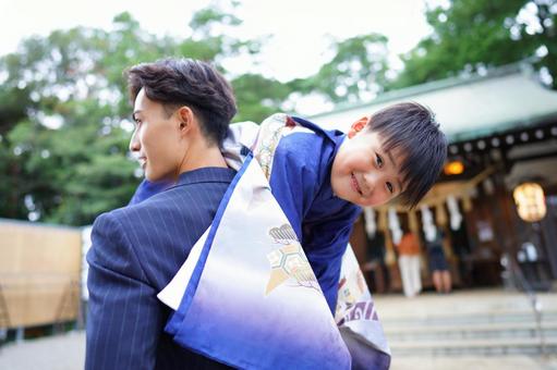父にかつがれて嬉しそうに手を広げる男の子 父にかつがれて嬉しそうに手を広げる男の子 七五三,お参り,七五三参りの写真素材