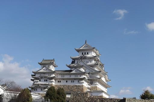 青空に映える姫路城天守閣の初冬の遠景 青空に映える姫路城天守閣の初冬の遠景 姫路城,世界遺産,国宝の写真素材