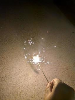 夏の夜を彩る手持ち花火 夏の夜を彩る手持ち花火 手持ち花火,夏,夜の写真素材