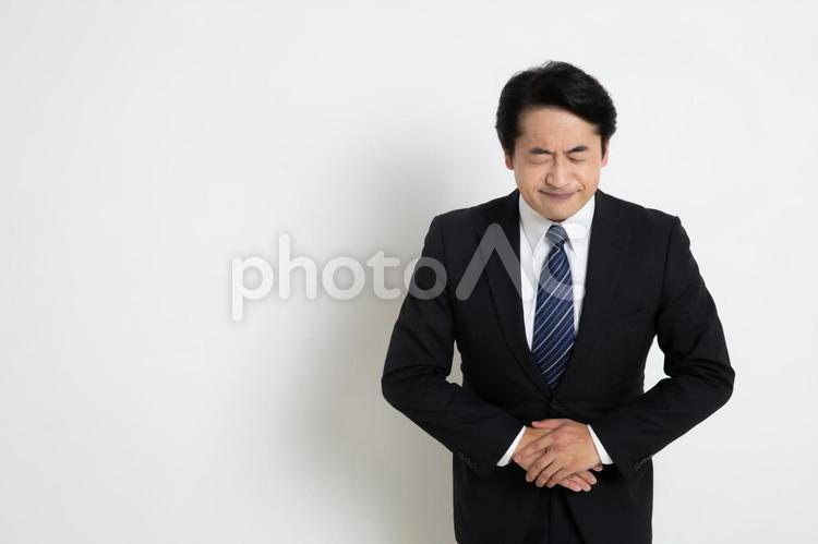 謝罪をしている中年のサラリーマン男性（コピースペース） 中年,上司,会社員の写真素材
